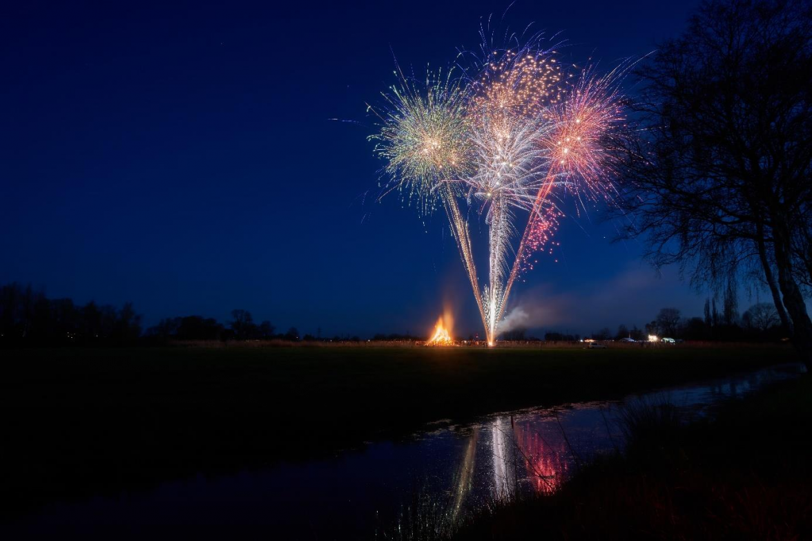 Neben den Flammen des Osterfeuers zählt in Golzwarden ein spektakuläres Feuerwerk zu den Highlights. BILD: Archiv