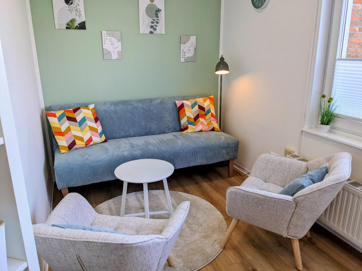 Auch für Menschen mit psychischen Erkrankungen gibt es Ergotherapie-Angebote. Hier ein Blick in den Gesprächsraum von „Ergo am Meer“. BILD: Walburg Dittrich