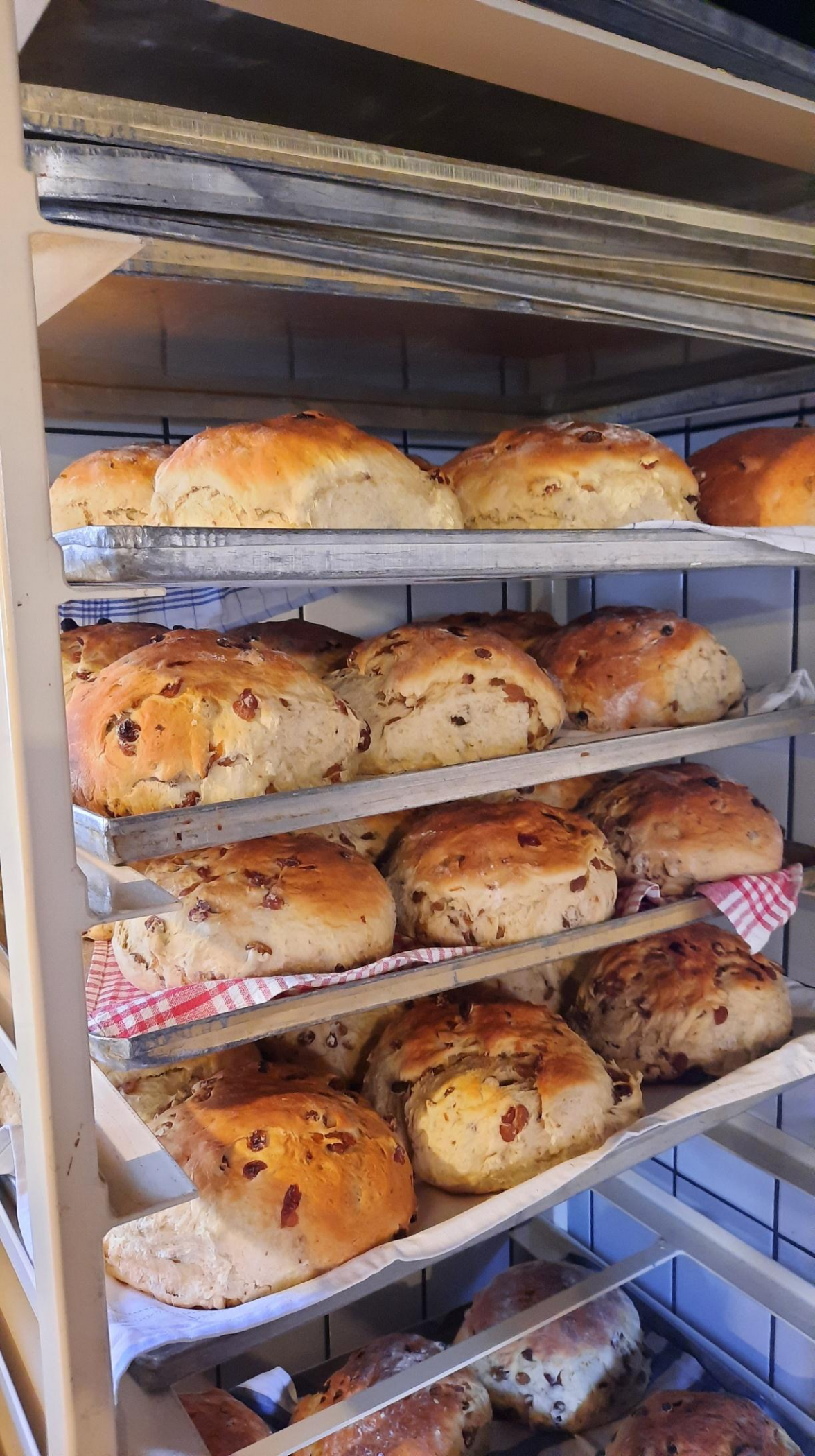 Direkt aus dem Ofen kommen die frischen Stuten und Brote zum Verkauf. Bild: NWZ-Archiv