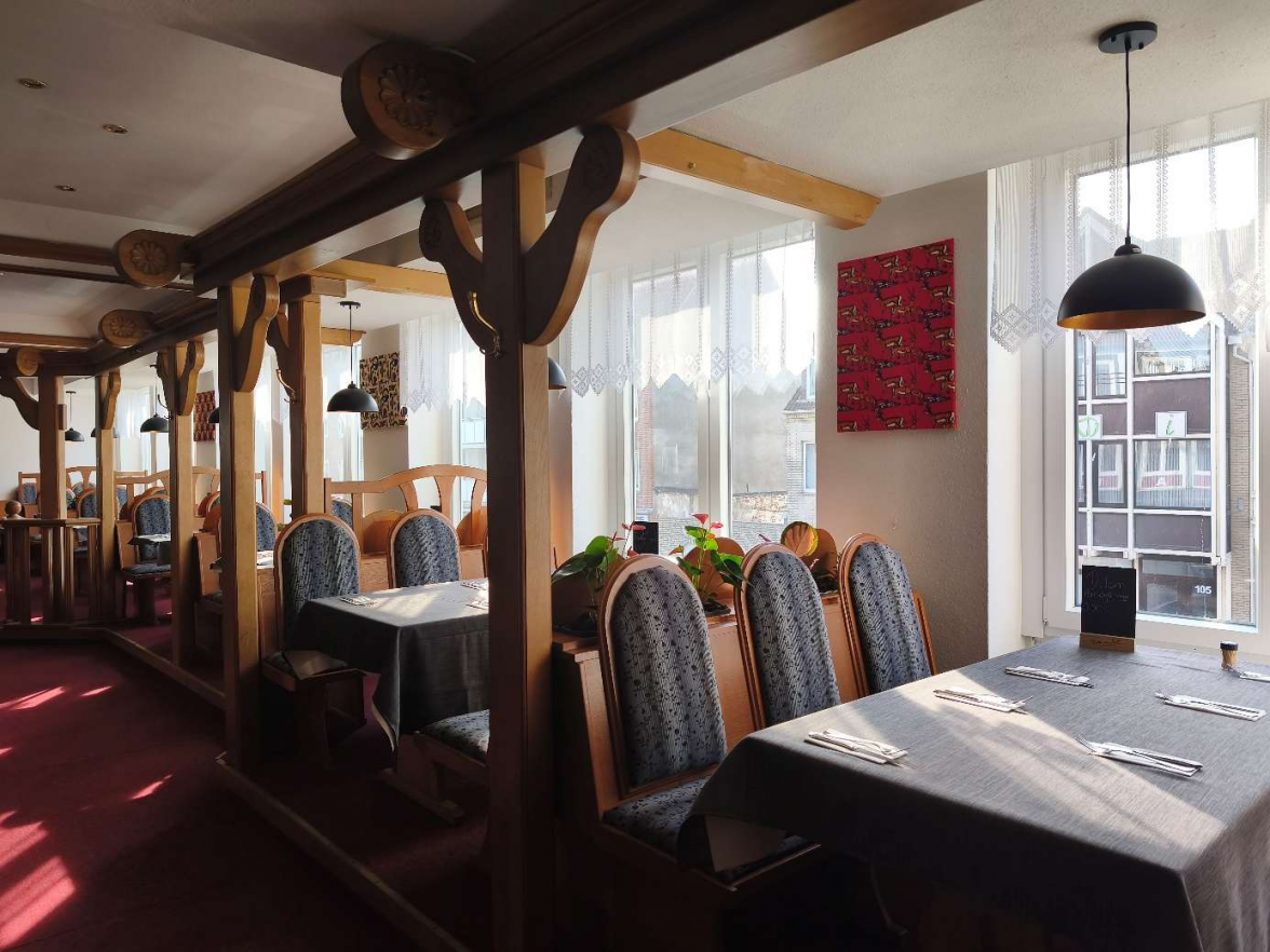 Blick in einen Teil vom „FM Africas' Restaurant und Bar“. BILDER: Heike Goyert