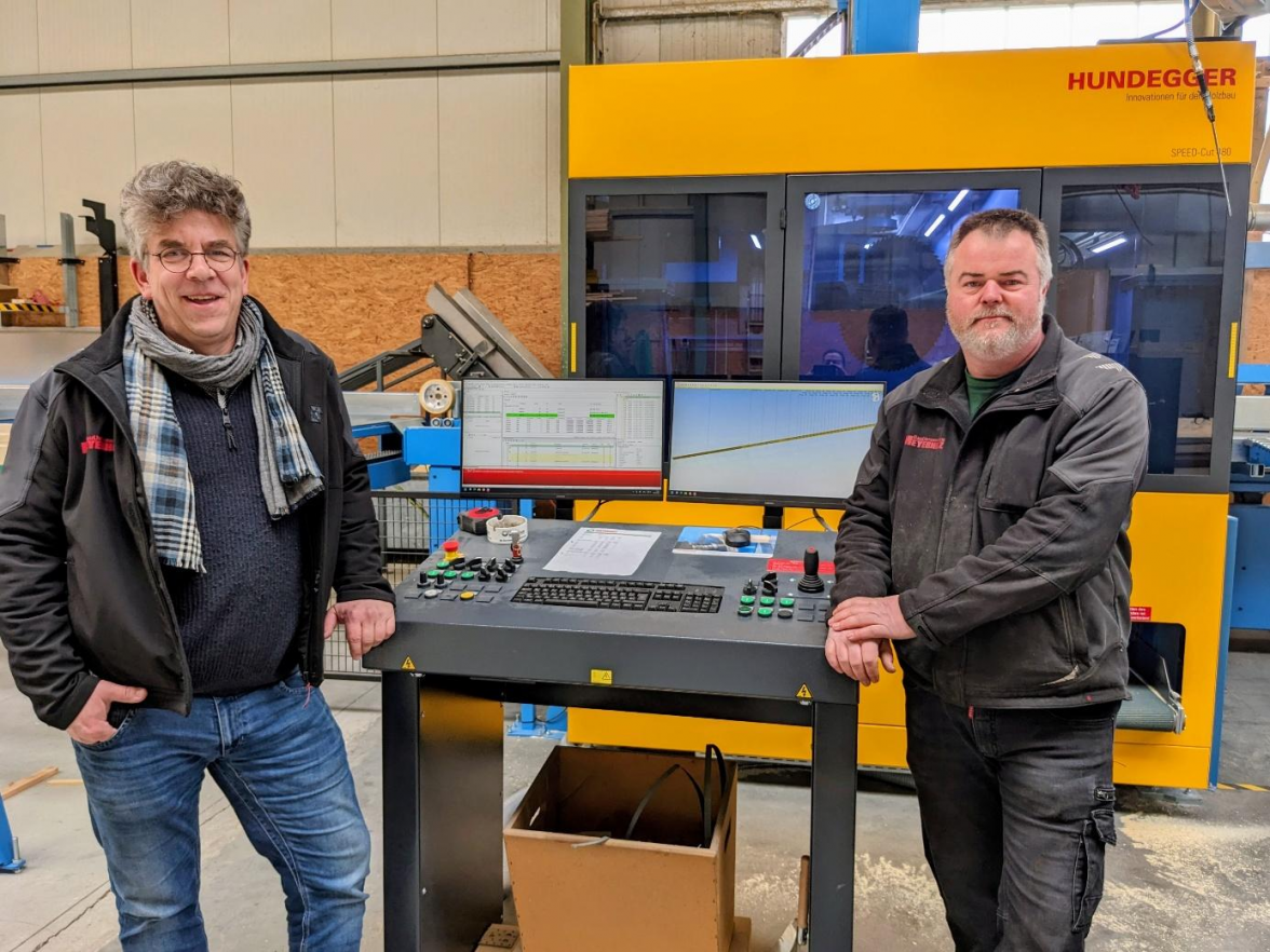 Geschäftsführer Ulf Meyerholz (l.) und sein Mitarbeiter Jann Bakker am Hundegger Zuschnittautomat „Speed-Cut“, der das Holz vollautomatisch zuschneidet. BILD: Walburg Dittrich