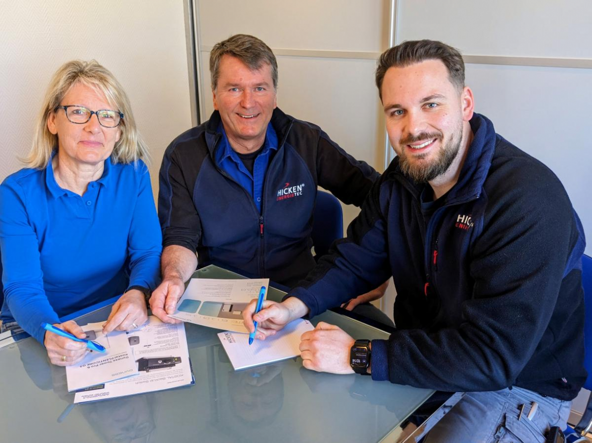 Das organisatorische Rückgrat des Betriebs (v.l.) Thea, Siebo und Silas Hicken. BILD: Walburg Dittrich