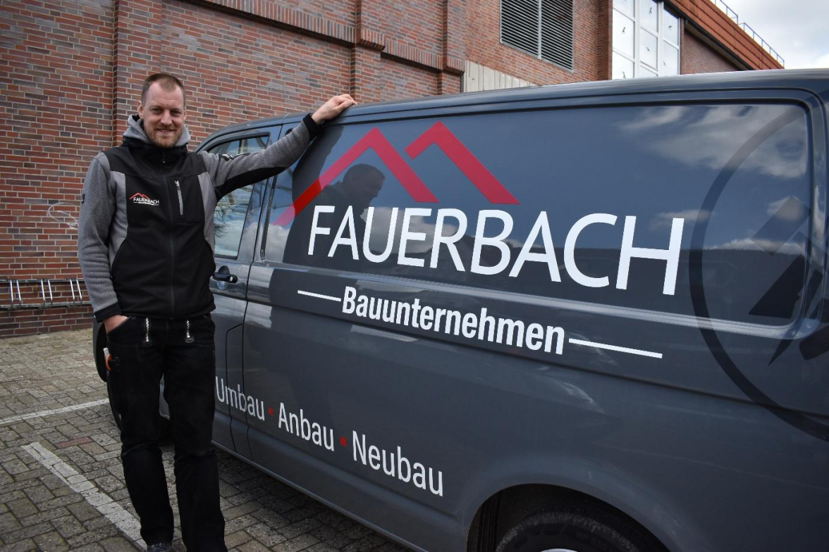 Marco Fauerbach, Vorsitzender der IG Gewerbegebiet Esens-Süd lädt mit seinem Bauunternehmen bei MB Metallbau unter anderem zum Nagel-Einschlag-Gewinnspiel ein. Bild: Frank Brüling