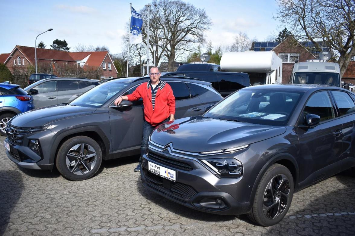 Heiko Ebeling vom Fahrzeughandel des la-Autoservices Aden präsentiert während der „Schnuppertage“ Pkw und Wohnmobile beim Küchenhaus Esens. Bild: Frank Brüling