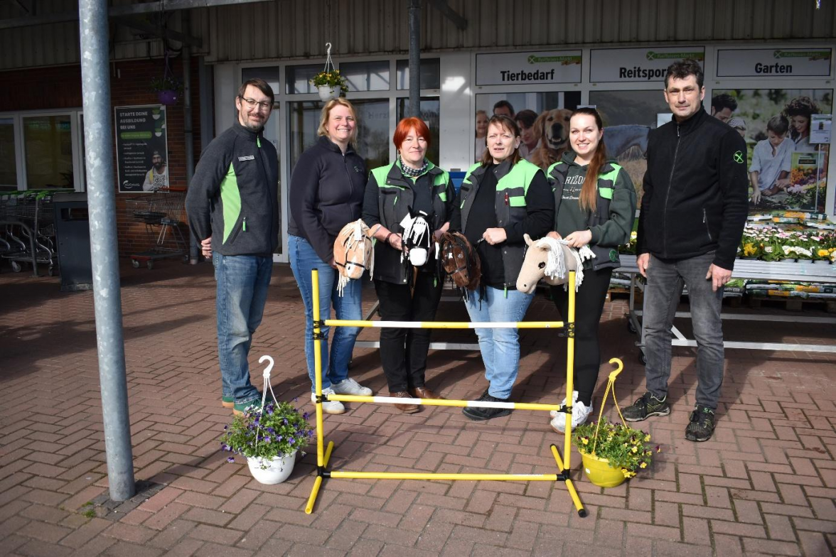 Das Team des Raiffeisen-Markts lädt zum Hobby Horsing-Turnier ein. Bild: Frank Brüling