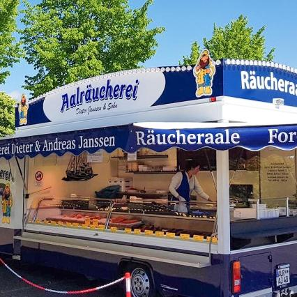 „Aal up Stee“ heißt es bei der Aalräucherei Dieter Janssen, die bei der Gewerbeschau bei der Tischlerei Homeyer zu finden sein wird. Bild: Janssen