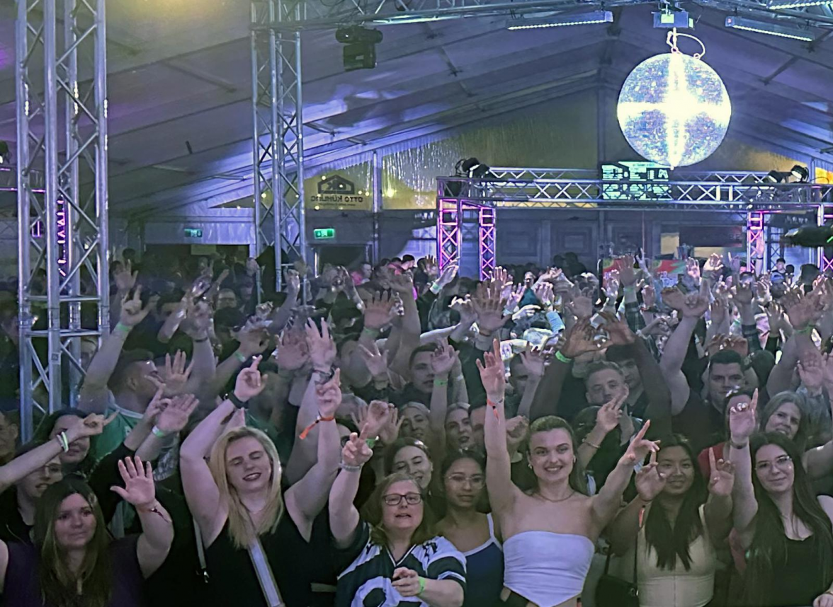 Immer ein Zuschauermagnet ist das aufgeschichtete Osterfeuer des Traditionsvereins gleich neben dem Dorfplatz in Huntlosen. Foto: Peter Kratzmann