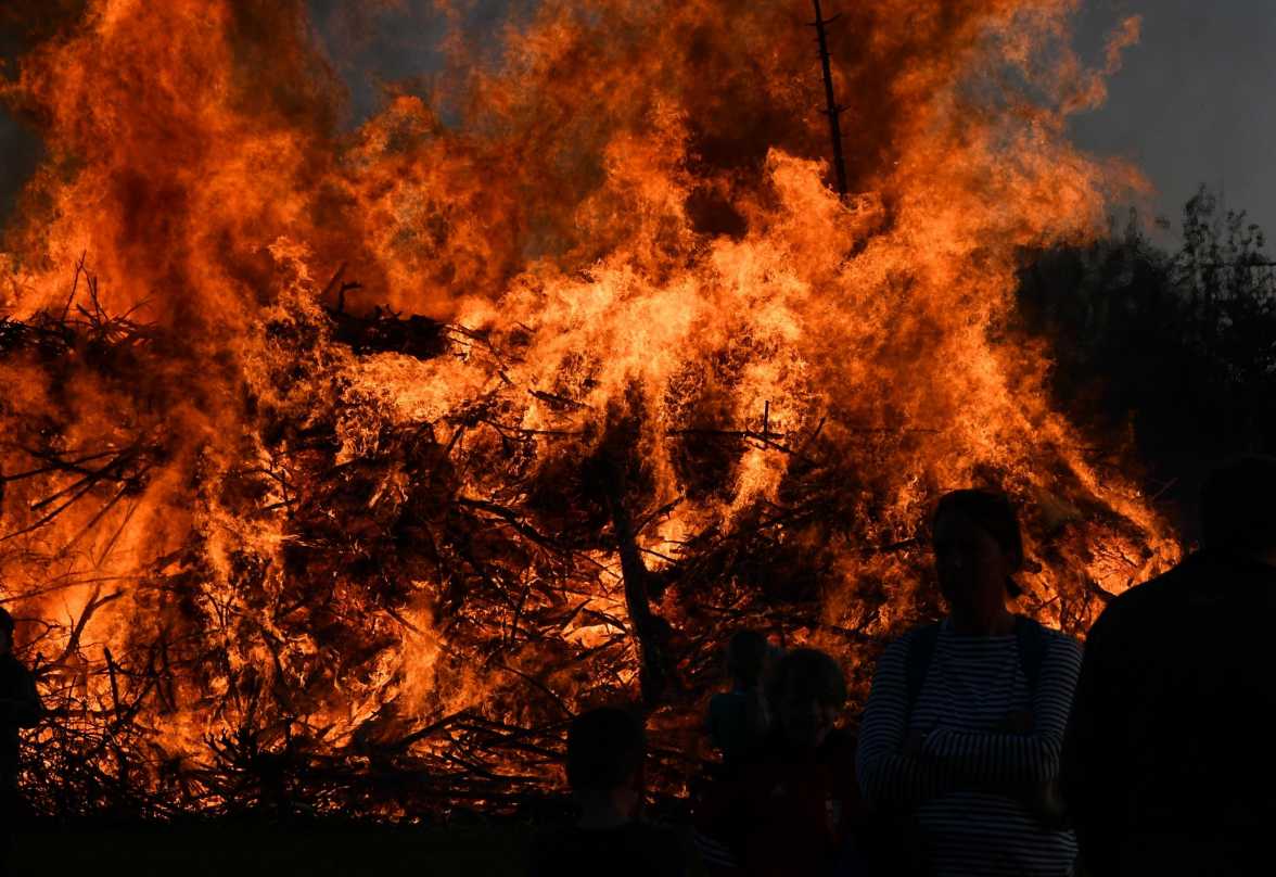 Immer ein Zuschauermagnet ist das aufgeschichtete Osterfeuer des Traditionsvereins gleich neben dem Dorfplatz in Huntlosen. Foto: Peter Kratzmann