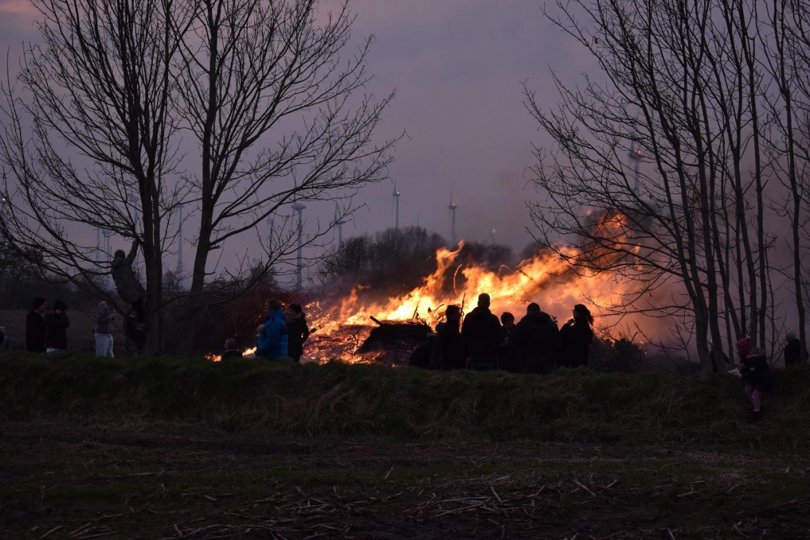 Das Osterfeuer in Schweindorf ist in jedem Jahr ein Besuchermagnet. Bild: Frank Brüling