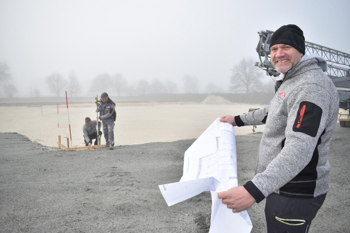 Ingolf Eiben nimmt seine Baustelle in Ardorf in Augenschein. Hier entsteht ein neues Feuerwehrhaus. Bild: Frank Brüling