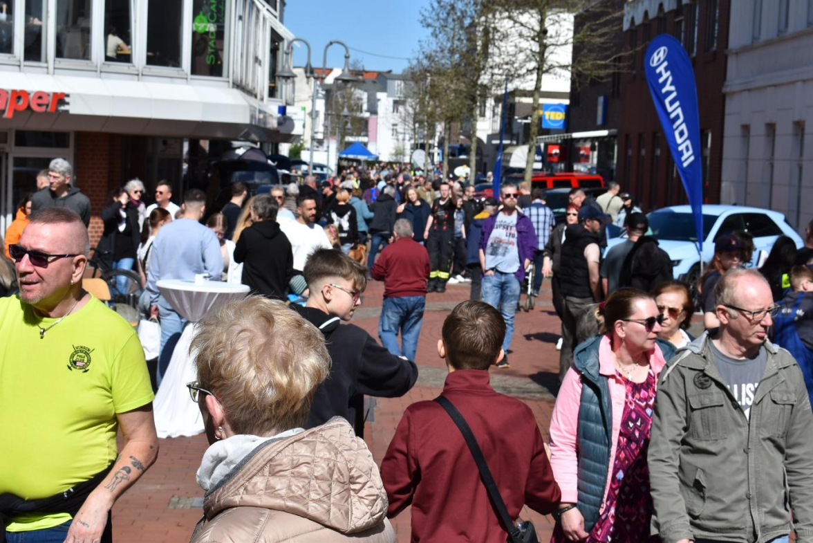 Der Familiensonntag in Nordenham zieht jedes Jahr viele Besucherinnen und Besucher auf den Jahnplatz. Bild: NWZ-Archiv