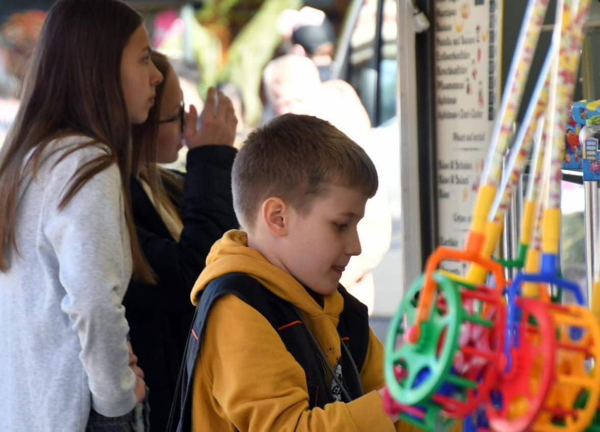 Leckere Versuchungen und mehr gibt es an allen Tagen auf dem Frühjahrsmarktgelände. Bild: Peter Kratzmann