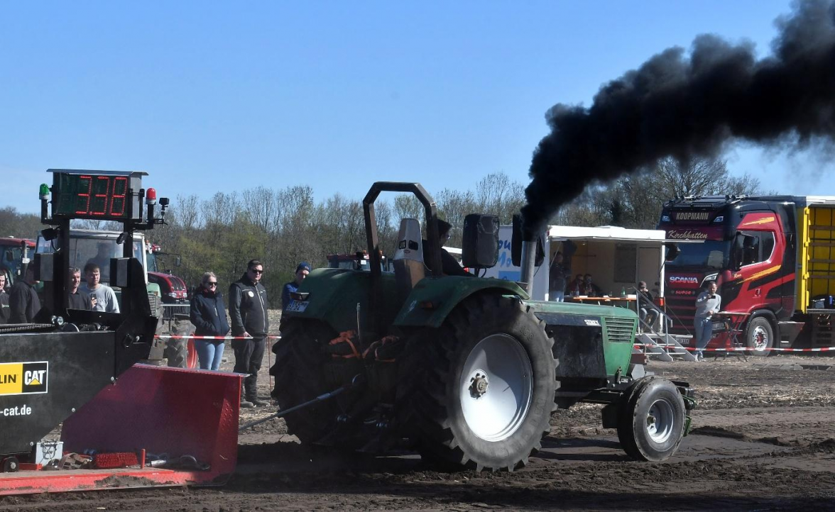 Gastgeben bis der Schornstein qualmt, ist bei den die Starter mit ihren umgebauten Landmaschinen beim Trecker-Pull angesagt. Bild: Peter Kratzmann