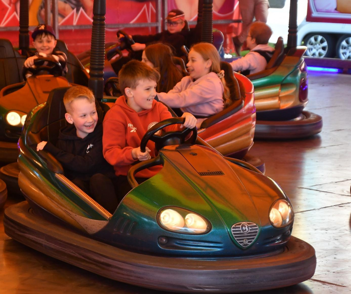 Der Nachwuchs kann sich im Auto-Scooter vergnügen. Auch Freikarten werden an den Markttagen vergeben. Bild: Peter Kratzmann