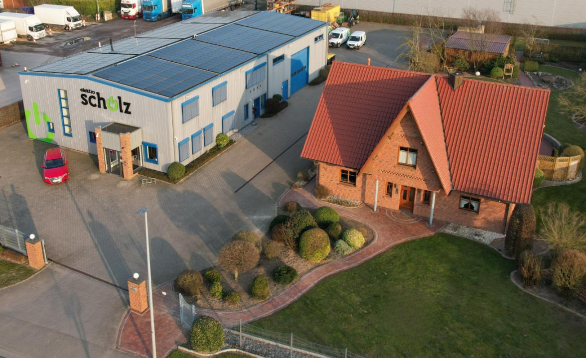 Von den Anfängen in der kleinen Werkstatt in Lüerte verlegte Andreas Scholz den Firmensitz 2001 in den Neubau an der Düngstruper Straße. Foto: Elektro Scholz