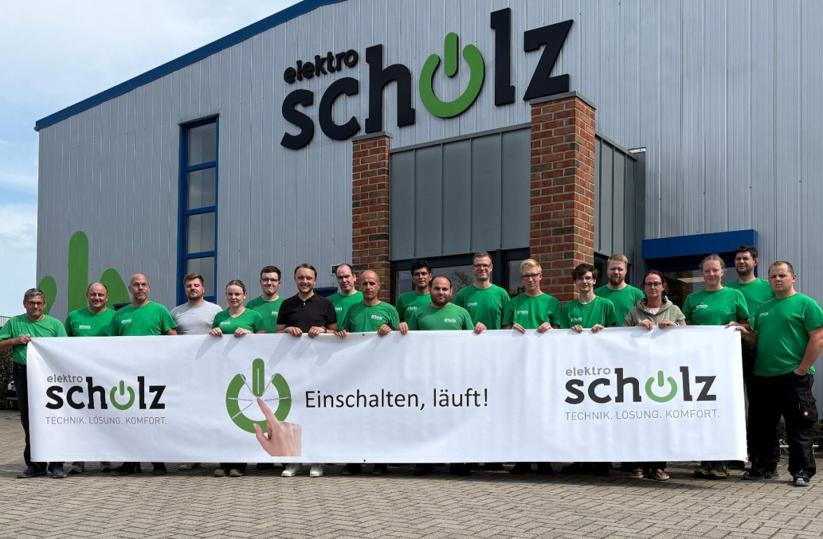 Zusammen mit der Belegschaft, Bürgermeister, Landrat und Vertretern von Handwerkskammer und Innung wird das Jubiläum gefeiert. Foto: Elektro Scholz