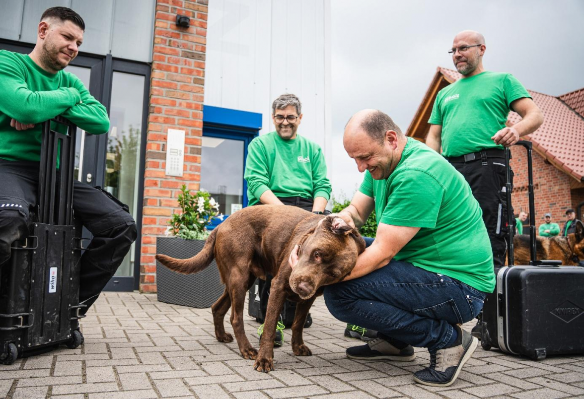 Ganz groß geschrieben wird das gute Betriebsklima in dem Handwerksbetrieb. Das gilt auch für den Haushund. Foto: Elektro Scholz