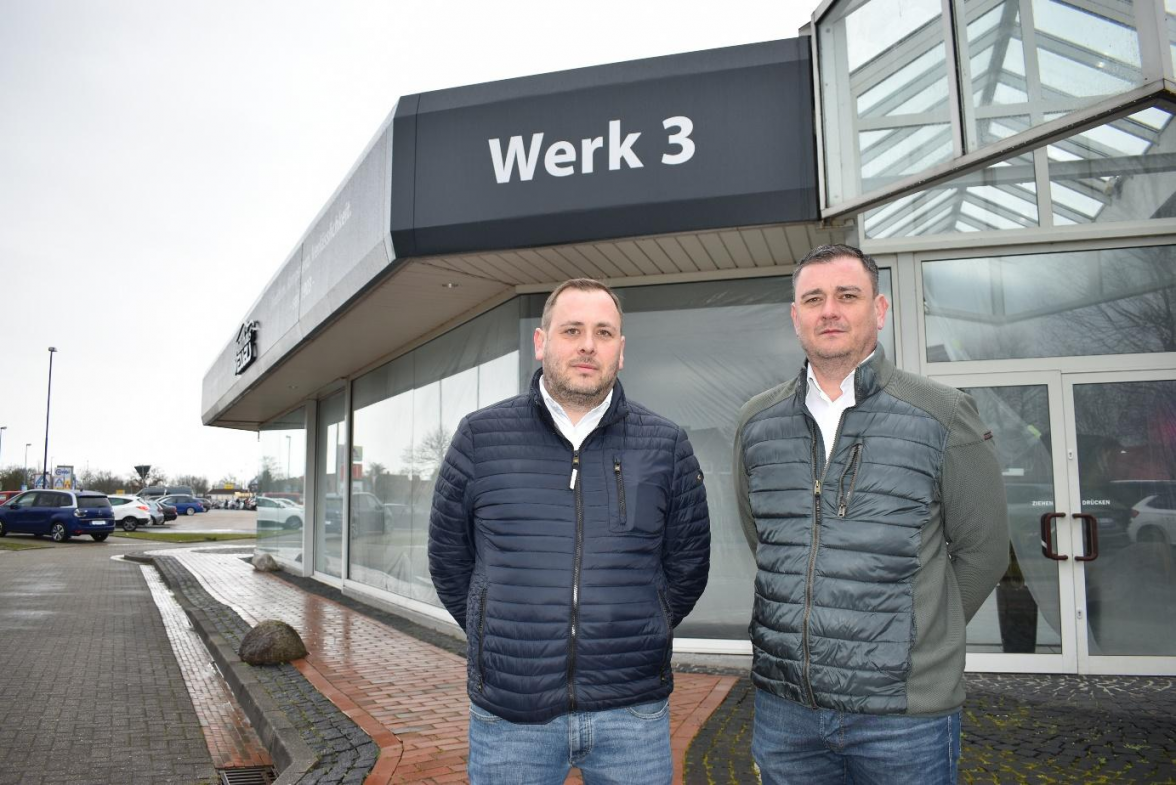 Konstantin (l.) und Andreas Maz führen das Autohaus Wessels seit 2019. Bild: Frank Brüling