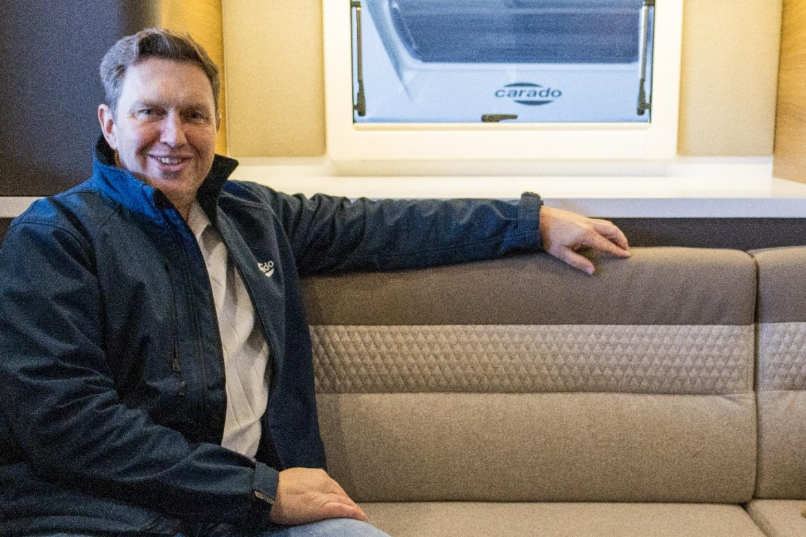 Jan Janssen im neuen Benimar-Wohnmobil. BILD: Nicole Frischlich
