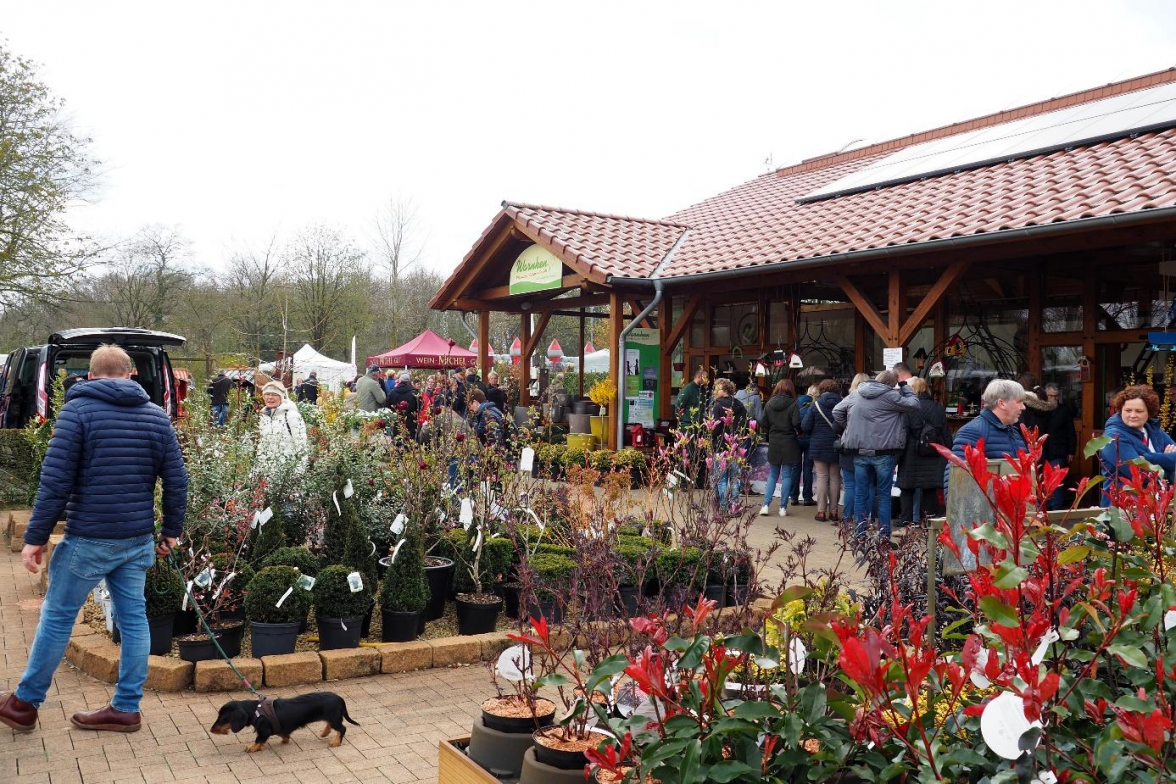 Viel zu entdecken gibt es auch auf dem Kunsthandwerkermarkt auf dem Gelände des Pflanzencenters. BILD: Thomas Koscheike