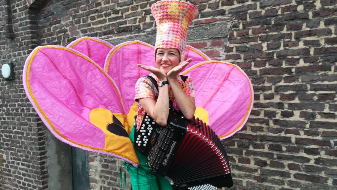 Tilda Tulip beeindruckt auch durch ihr Spiel auf dem Akkordeon. BILD: PEER SCHMIDT PERSPEKTIVEN