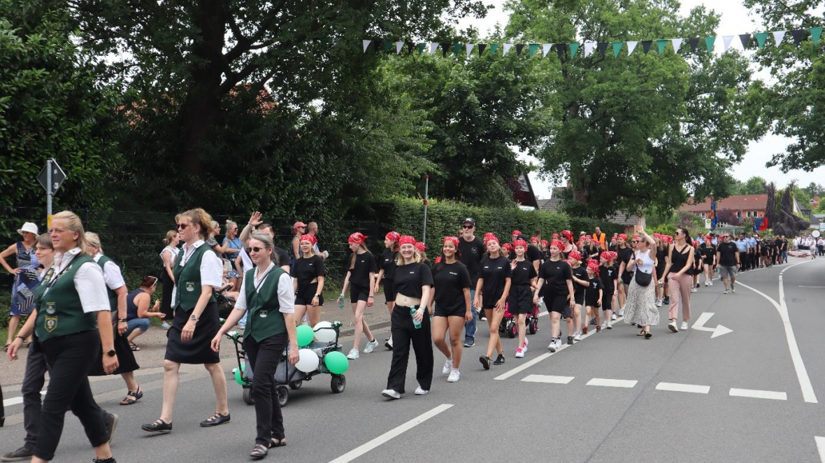 Viele örtliche Gruppen sind beim Festmarsch dabei. Bild: Wolfgang Wittig