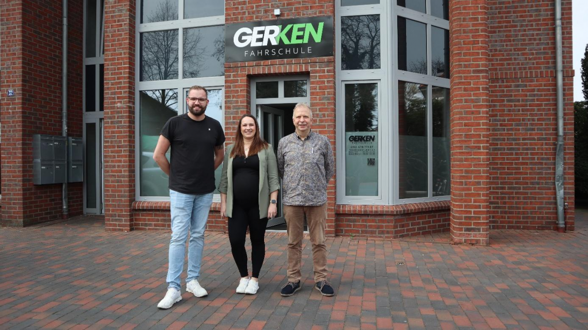 Renke Bruns (1.) wird mit reduzierten Stunden seinen Nachfolger unterstützen. Nico Gerken und Ehefrau Celina freuen sich über den Start in die Selbstständigkeit. Bild: Wolfgang Wittig