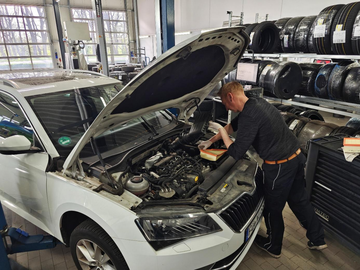 Fachlich bestens ausgebildete Kfz-Mechatroniker sorgen für exzellente Arbeit. Bild: Kerstin Berndt