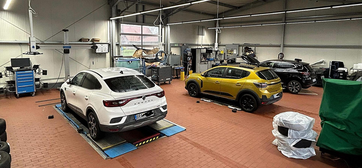 In der Werkstatt werden sowohl sämtliche Renaultund Dacia-Modelle als auch Kraftfahrzeuge anderer Hersteller gewartet und repariert.    Bild: privat