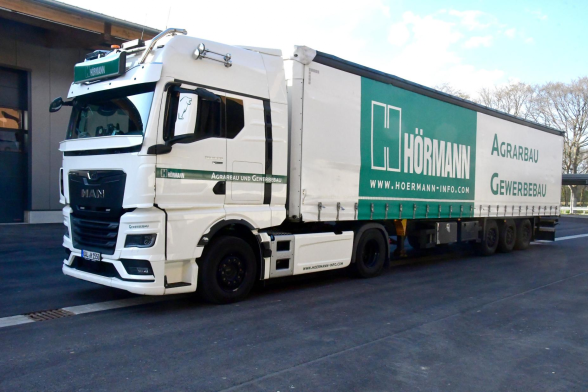 Der erste E-Truck der Hörmann GmbH & Co. KG parkt auf dem Betriebsgeländer. Der Strom wird über PV-Anlagen auf den Dächern erzeugt. BILD: Peter Kratzmann