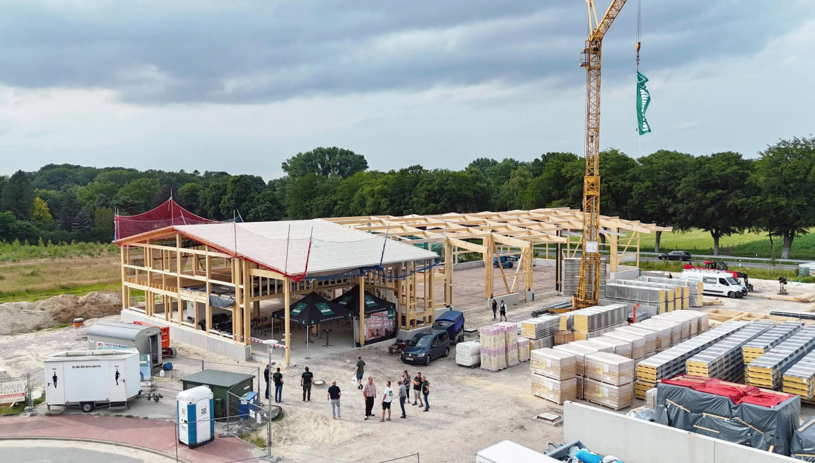 Gut zu sehen ist die Holzständerbauweise für die Musterhalle im Gewerbepark NordWest. BILD: Hörmann