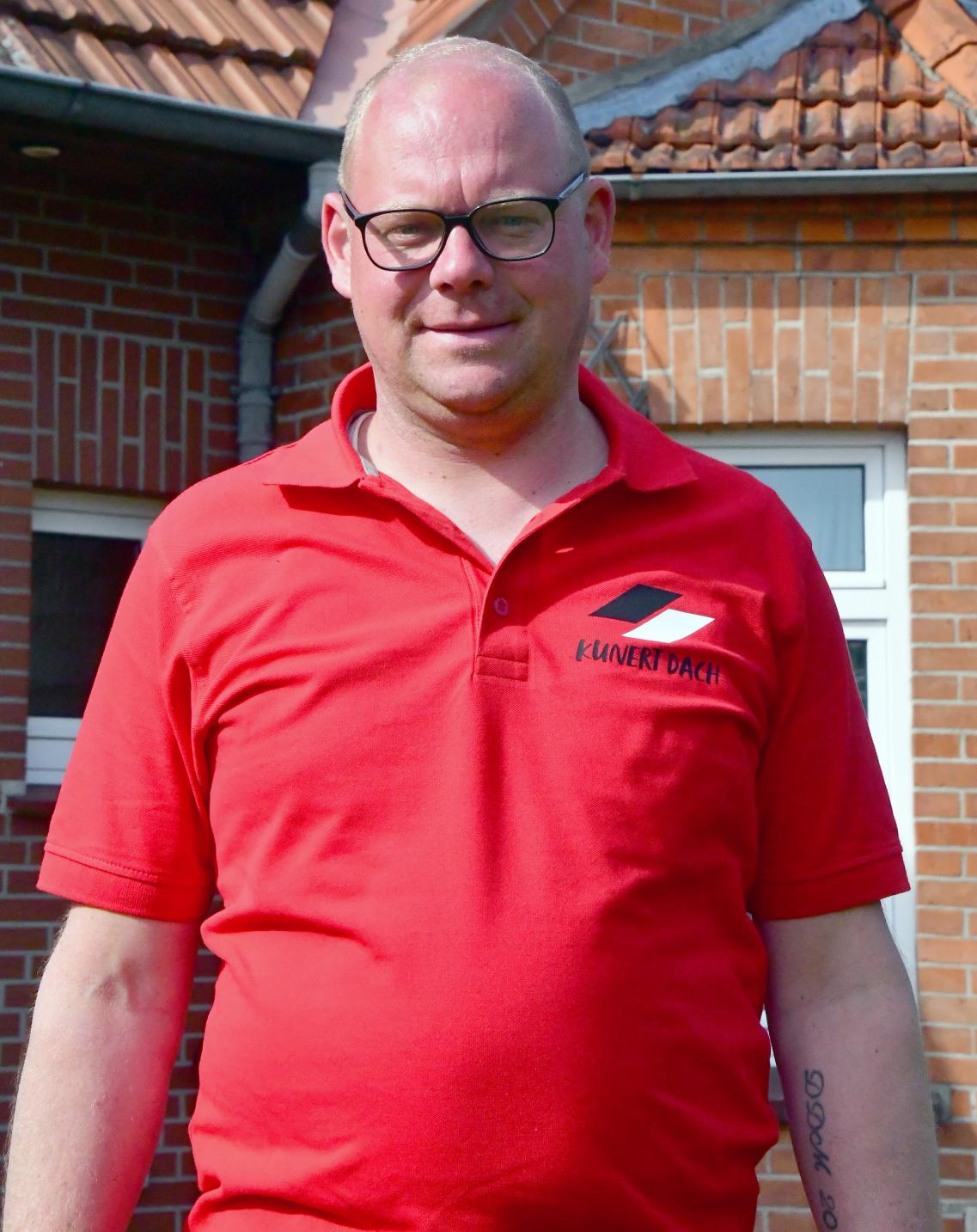 Ab dem 1. Mai bietet Florian Kunert aus Hude seine Arbeit als Dachdeckermeister an. Fotos: Peter Kratzmann