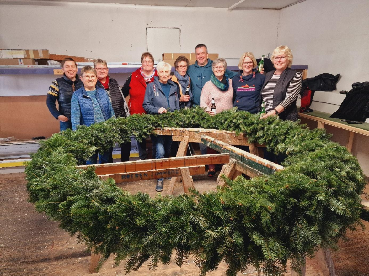 Mitglieder des Bürgerund Heimatvereins Großenmeer schmücken gemeinsam den Baum. Bild: BHV