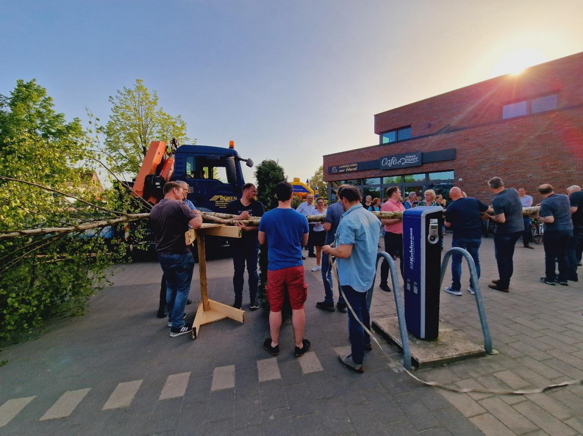 Nach dem Maibaumsetzen wird es in diesem Jahr 30 Liter Freibier geben. Bild: BHV