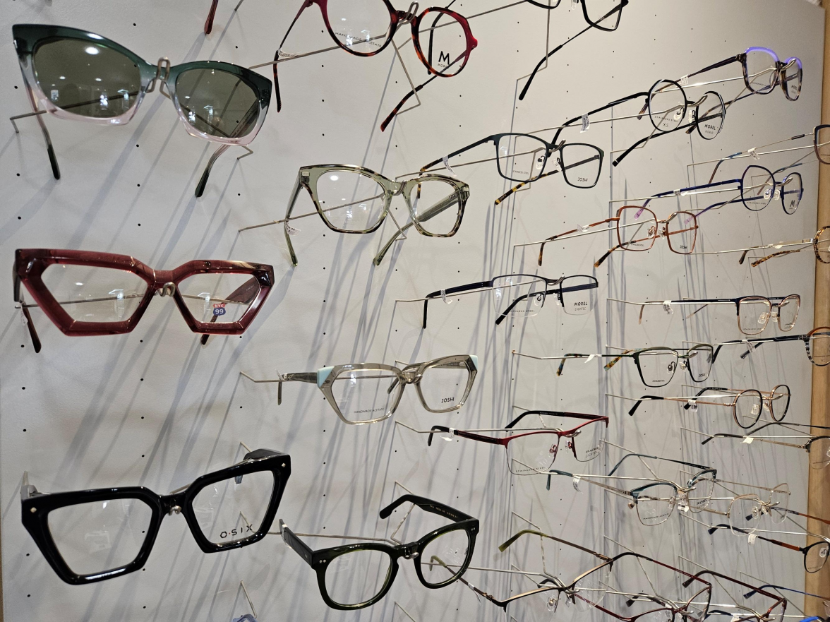 Sehr groß ist die Auswahl an Brillen in unterschiedlichen Formen und Farben. Bild: Melanie Jülisch