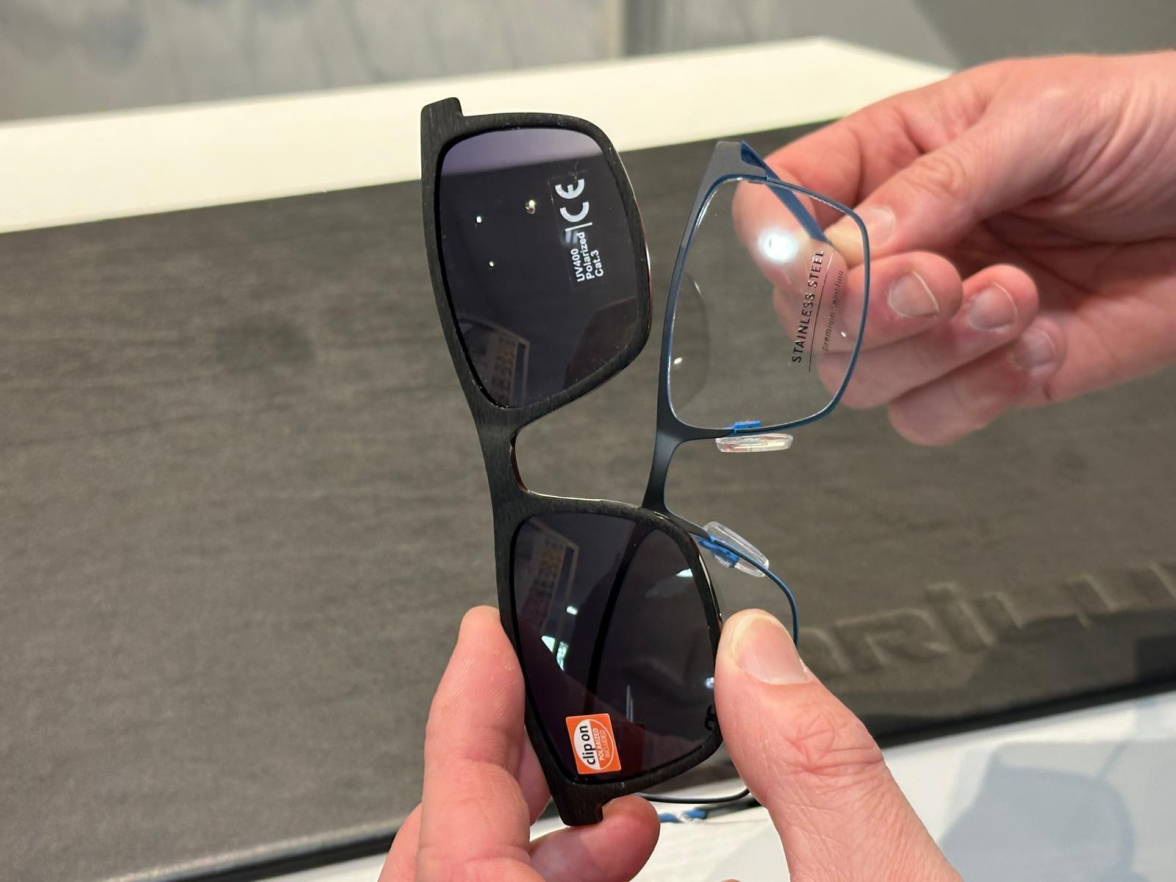 Die Auswahl bei Brillen Hess ist groß, darunter auch diese Clipbrille: Damit hat man sowohl eine normale als auch eine Sonnenbrille, indem man einfach nur den Clip aufsteckt. Das ClipSystem gibt es unter anderem auch mit Magneten. Bild: Brillen Hess