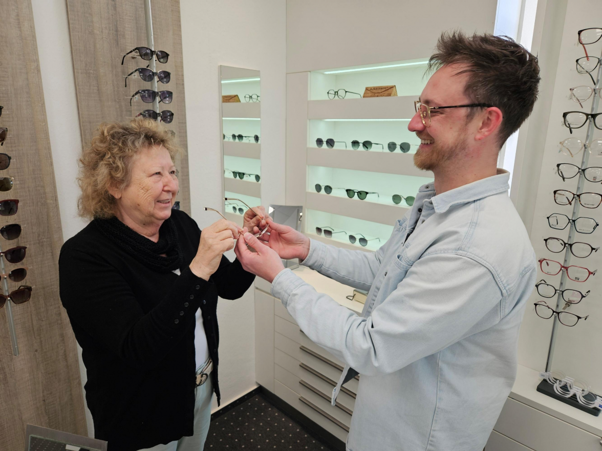 Gerne nimmt man sich Zeit für eine umfangreiche Beratung bei der Auswahl einer typgerechten Brille. Bild: Melanie Jülisch