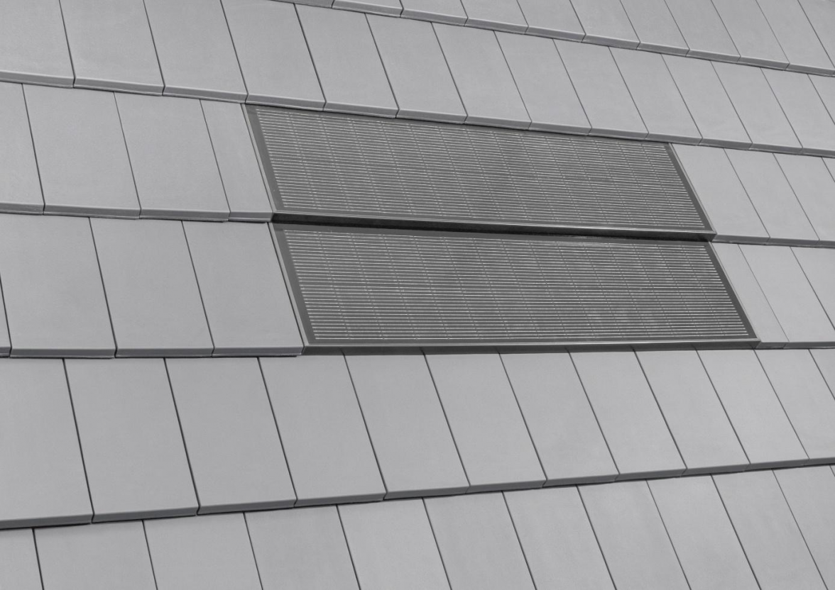 Führt Stromerzeugung und Dachfunktion zusammen: ein Indach-Solarsystem. BILD: epr/ERLUS AG