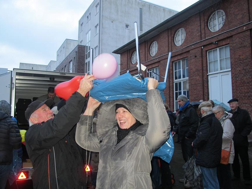 99 freiwillige Umzugshelfer brachten in einer viel beachteten Aktion die 99 Stühle aus der Rheinstraße in das neue „TheOs“ am Bontekai. BILD: Archiv/Désirée Warntjen