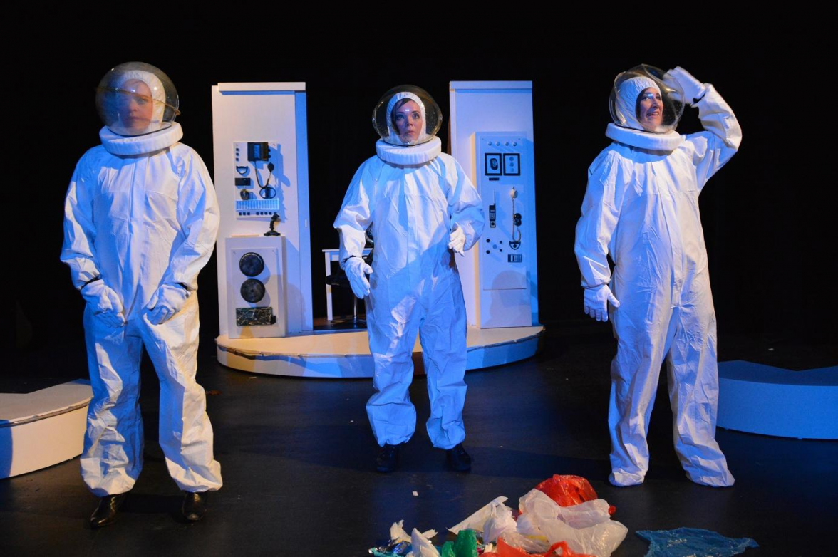 Die erste und zugleich Ur-Aufführung der Julabü im damals neuen „TheOs“ war das Stück „Die Globusspione: Mission Millenium“. BILD: Landesbühne