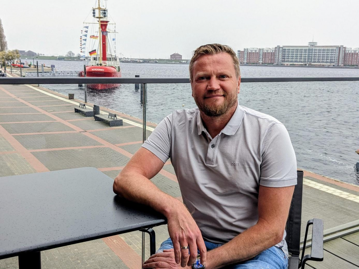 Entspannt auf der Terrasse des „CaOs“ sitzen und den traumhaften Blick genießen, das kann Gastronom Viktor Stenzel fast nie. BILD: Walburg Dittrich