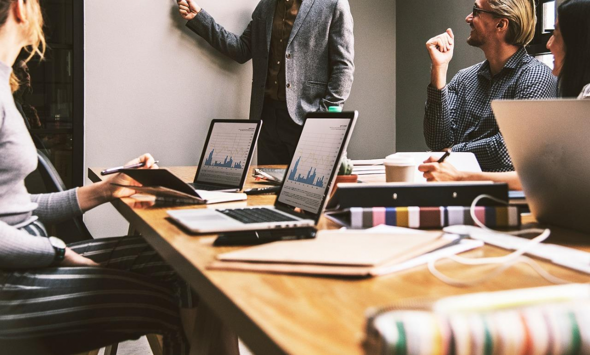 Moderne Arbeitswelten: Flexible Arbeitsmodelle und neue Erwartungen prägen den Wandel hin zum Arbeitnehmermarkt. BILD: Pixabay