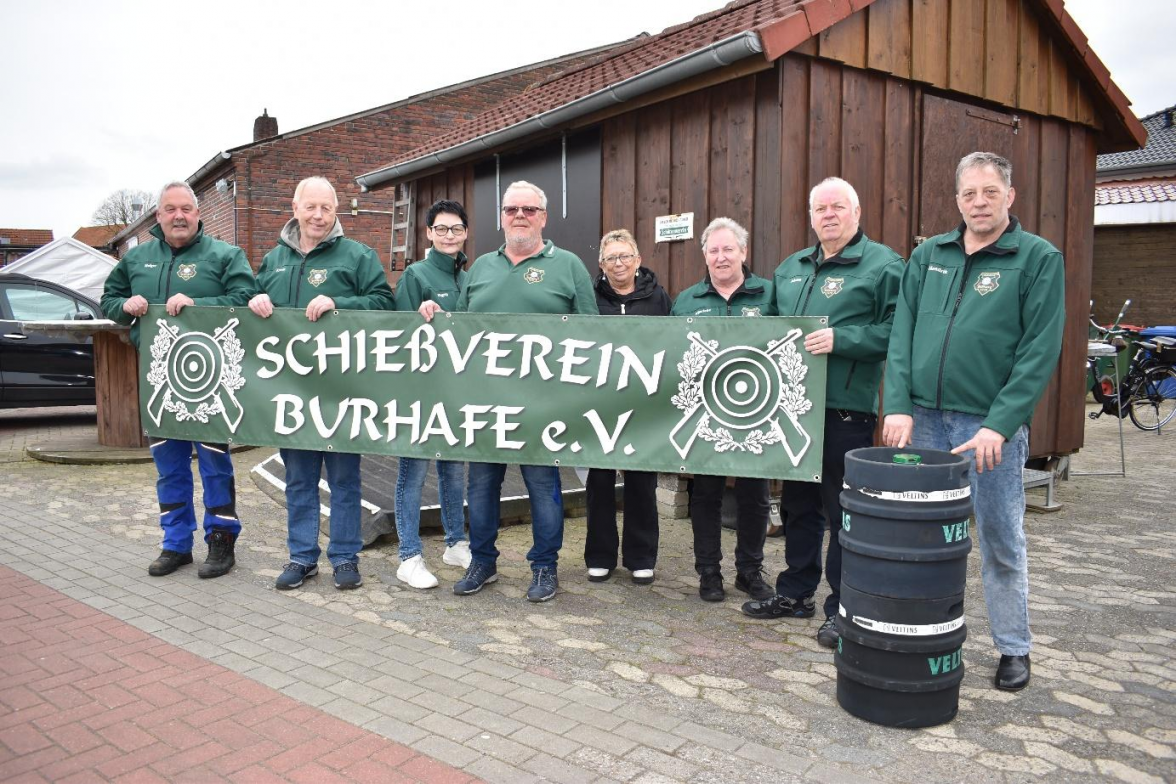 Das Orga-Team des Schießvereins packte beim Aufbau tüchtig mit an. Bild: Frank Brüling