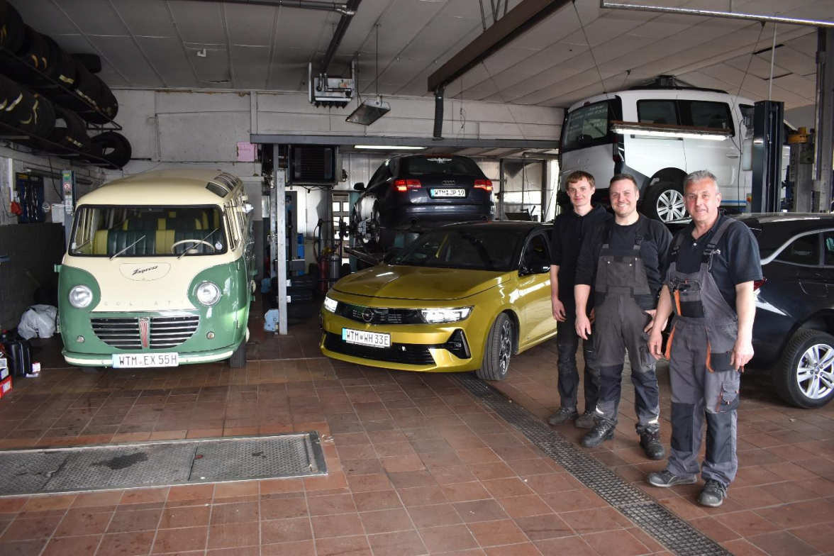 In der Werkstatt wird vom Oldtimer bis zum modernen Hybrid-Modell jedes Auto repariert. Bild: Frank Brüling