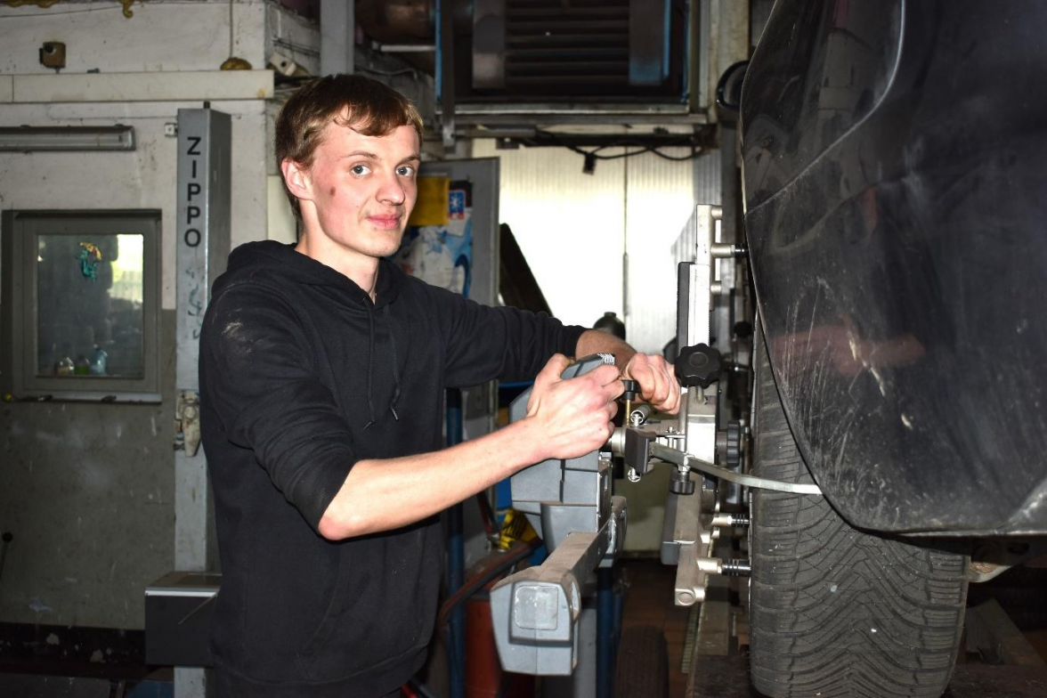 Kfz-Mechatroniker Mirko Alliger kümmert sich unter anderem um Achsvermessung. Bild: Frank Brüling