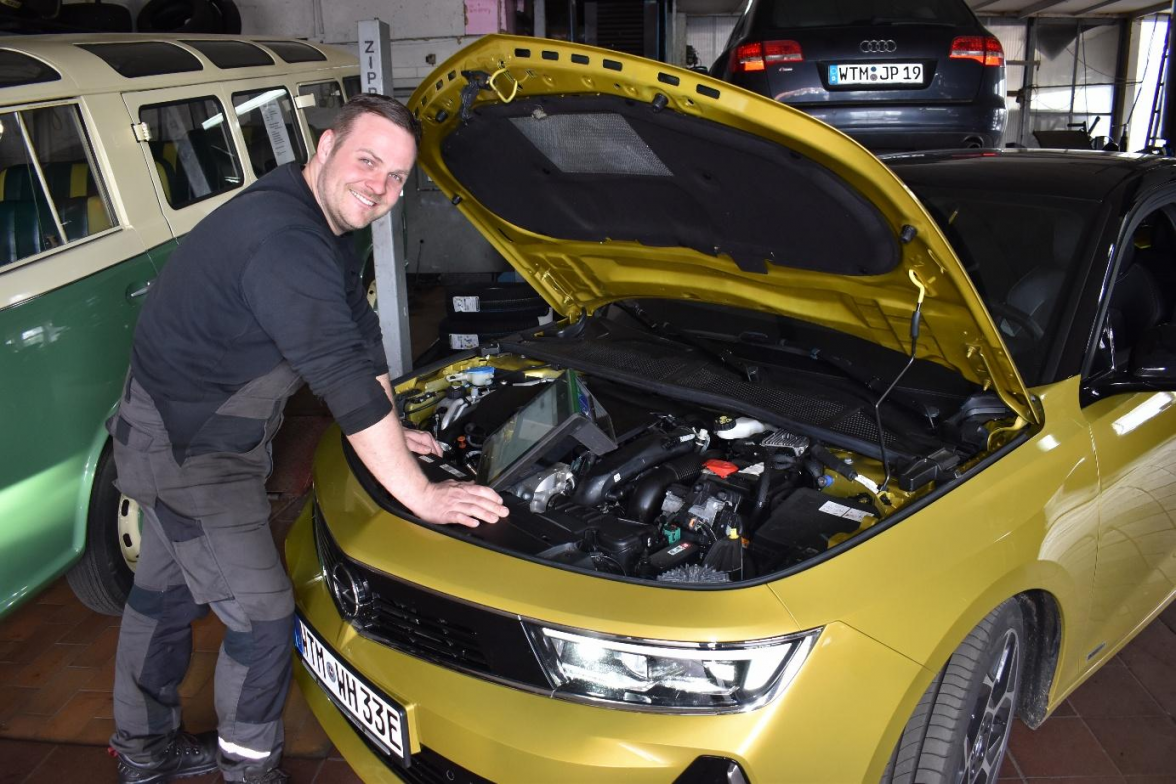 Jan Dieken prüft ein Hybrid-Modell von Opel auf Herz und Nieren. Bild: Frank Brüling