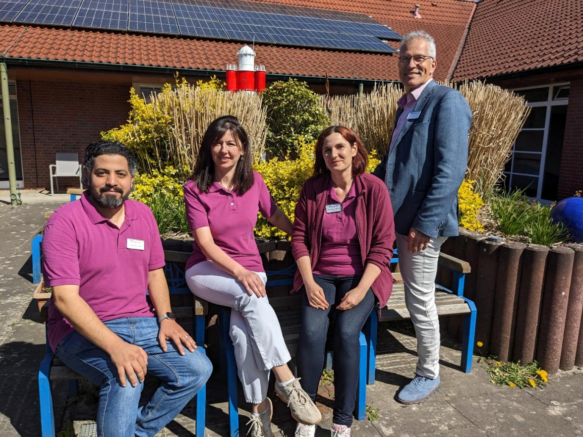 Im Wohnbereich 3 sind unter anderem (von links) Sherif Abdelraoul, Larisa Vatavu und Franziska Ludwig für die Bewohnerinnen und Bewohner da. Uwe Wessels ist Leiter des gesamten Seniorenzentrums. BILD: Walburg Dittrich