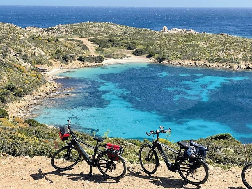 Herrlich sind die Radtouren, hier an einem Traumstrand auf Sardinien.