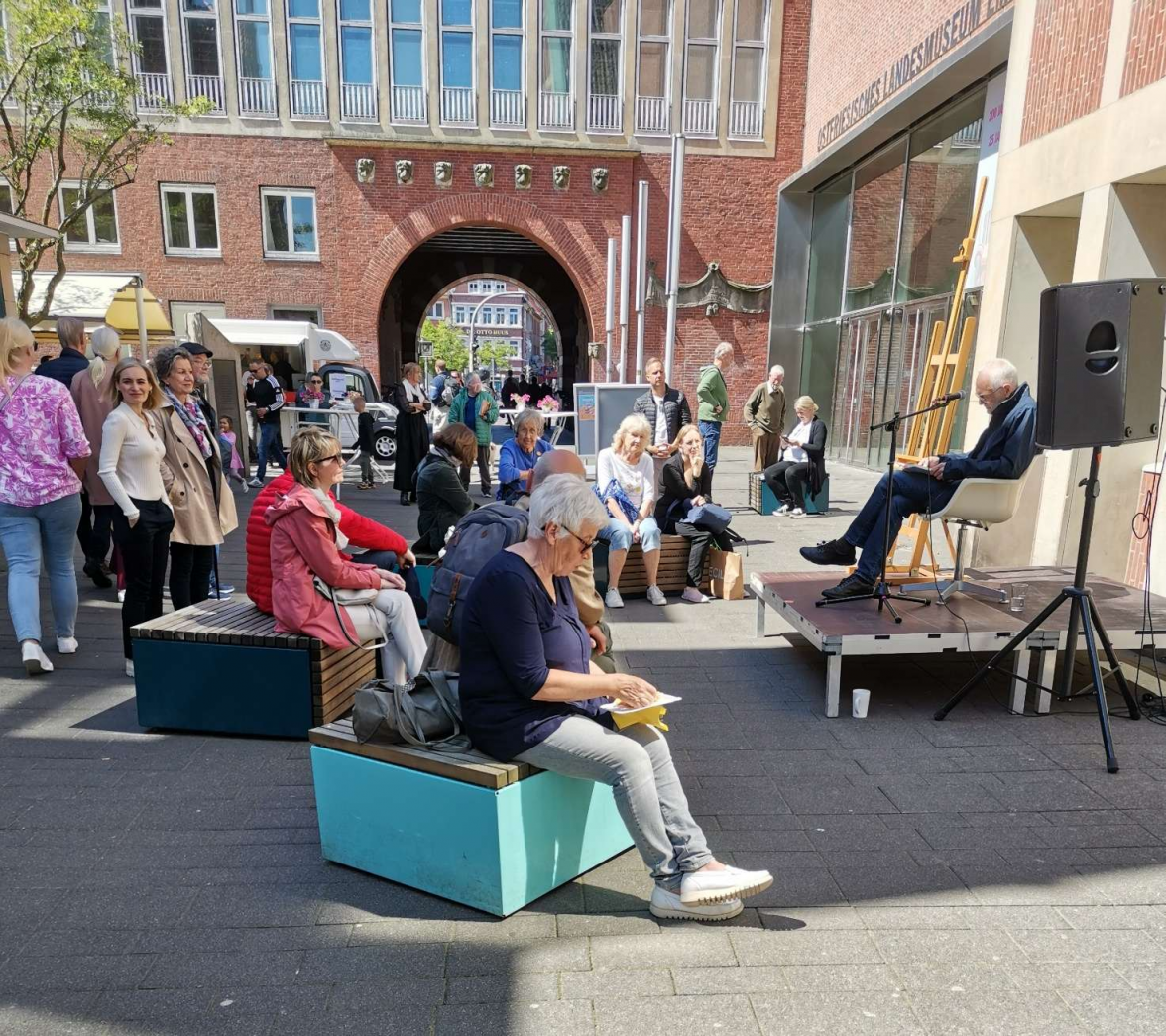 Neben Lesungen sind auch Buchvorstellungen und Signierstunden geplant.    BILD: Privat