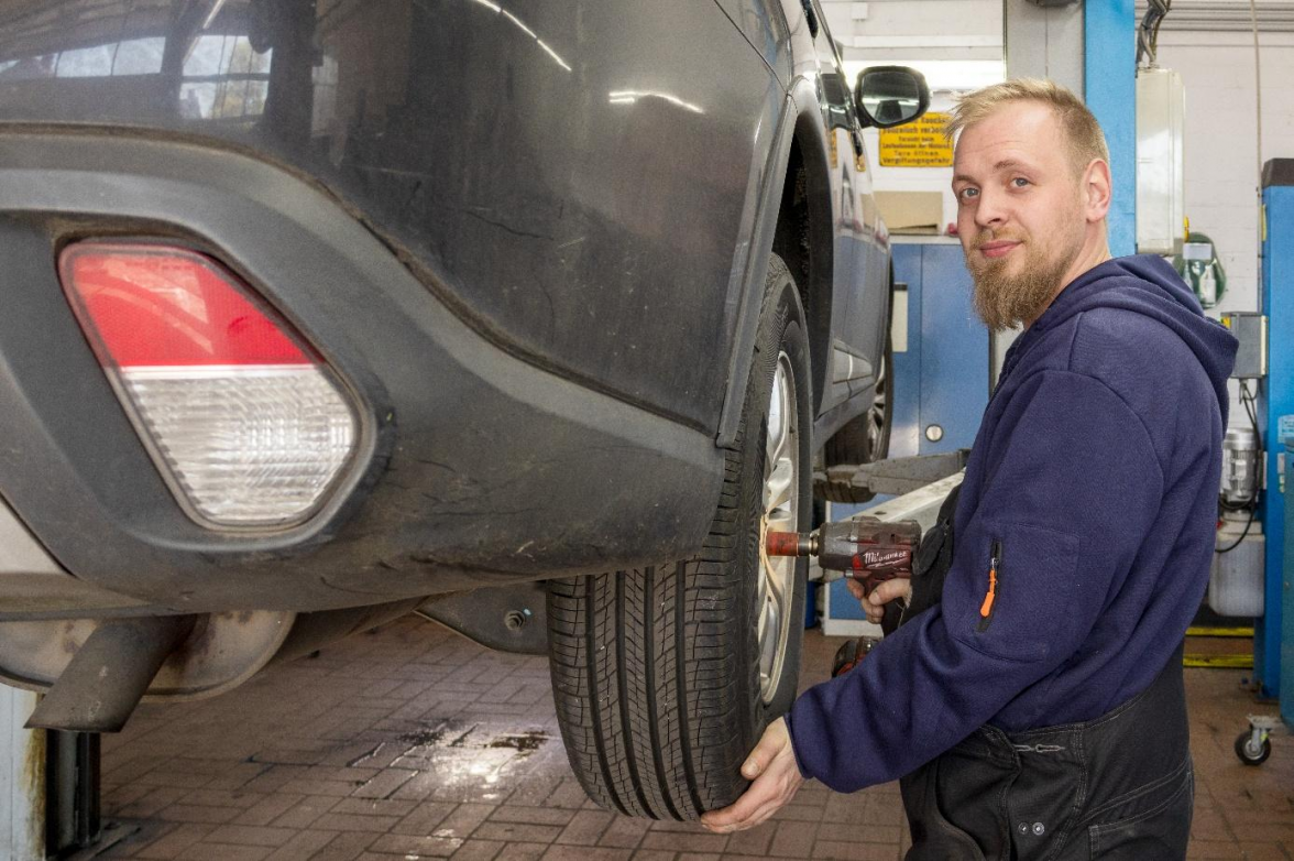Ob Inspektionen, Reparaturen, Unfallinstandsetzungen, Tüv-Termine, Reifenwechsel oder Klimaanlagenwartungen: Das Autohaus Hielscher ist als verlässlicher Begleiter rund ums Auto bekannt. Hier im Bild ist Kfz-Mechatroniker Johannes Poppen im Einsatz. BILD: Nicole Frischlich